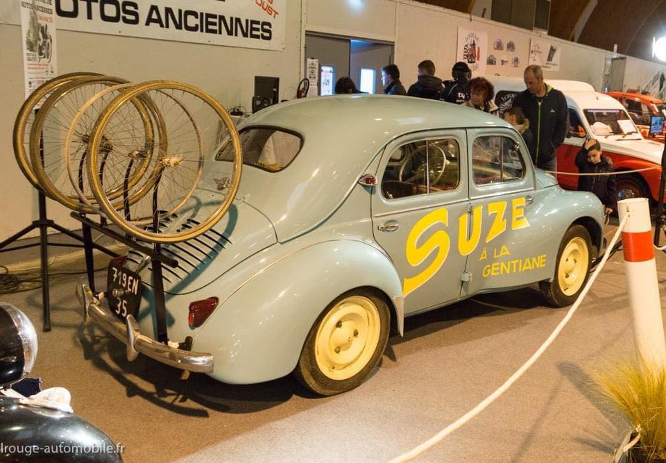 Renault 4 voiture suiveuse du Tour de France aux couleurs de Suze